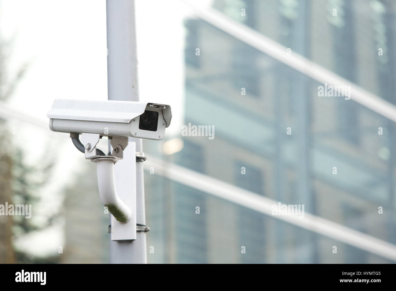 Sistema della macchina fotografica di sicurezza su un palo di guardia edificio aziendale Foto Stock