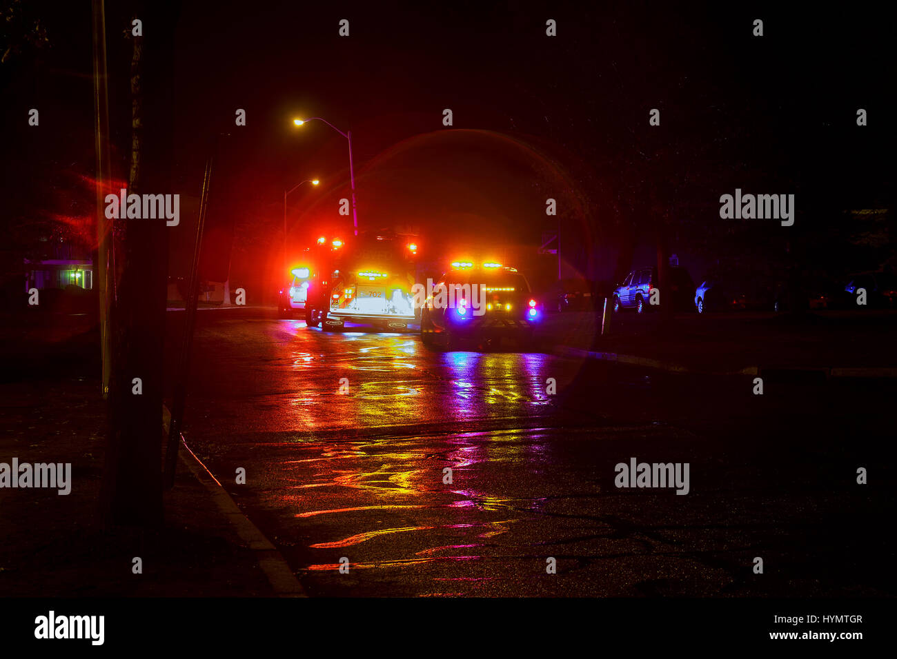 Sayreville NJ, Stati Uniti d'America - Apryl 01, 2017 camion fuoco di notte di rispondere a una chiamata. night fire carrello Foto Stock