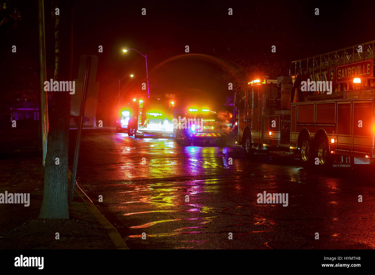 Sayreville NJ, Stati Uniti d'America - Apryl 01, 2017: motore Fire di FDNY con luci lampeggianti di notte camion fuoco di notte di rispondere a una chiamata. Foto Stock