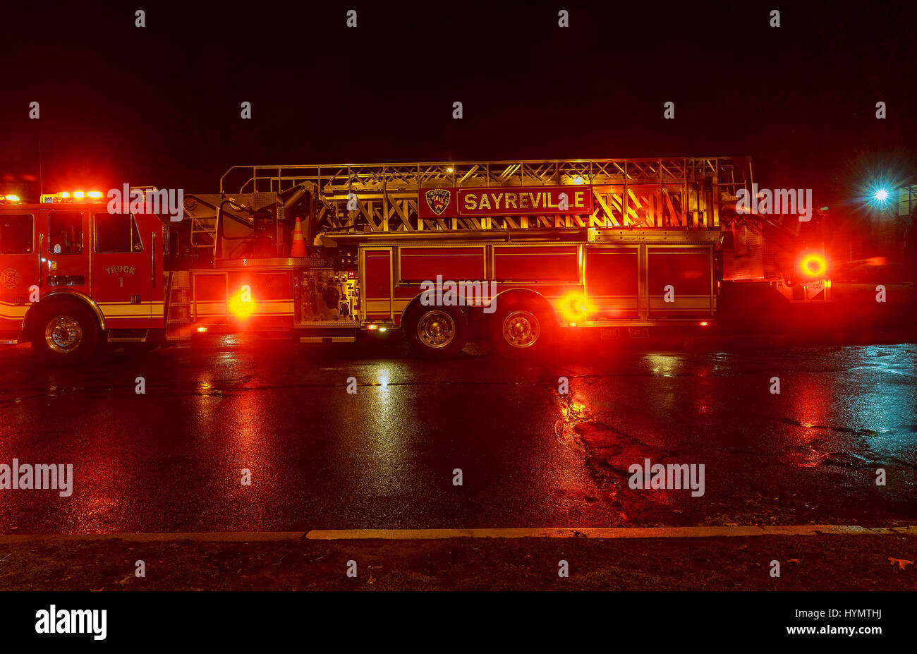 Sayreville NJ, Stati Uniti d'America - Apryl 01, 2017: motore Fire di FDNY con luci lampeggianti di notte camion fuoco di notte di rispondere a una chiamata. Foto Stock