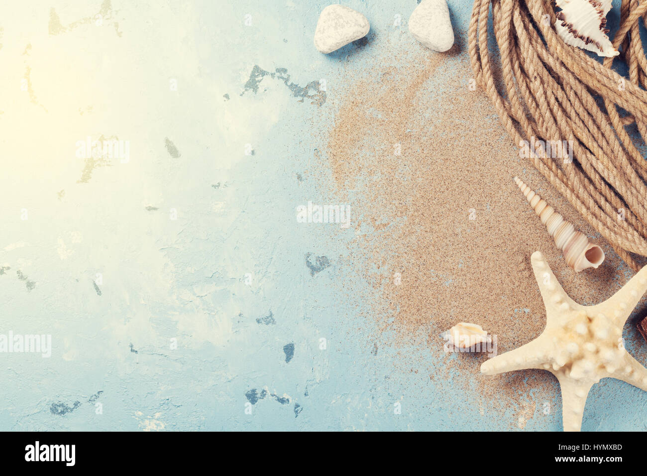 Spiaggia di viaggio vacanza sfondo. Conchiglie di mare e stelle marine su pietra con sabbia. Vista da sopra con copia spazio. Sunny tonica Foto Stock