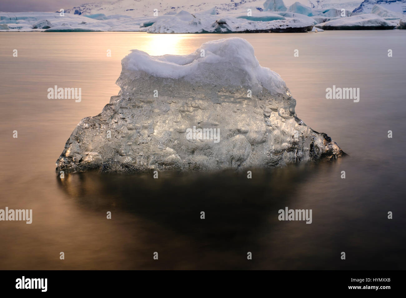 Ice Iceberg, con tracce di ceneri vulcaniche, lago glaciale, laguna glaciale del ghiacciaio Vatnajökull, Jökulsarlon Foto Stock