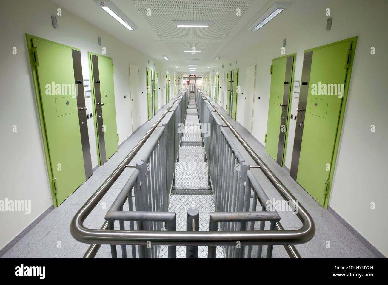 Corridoio con porte, la prigione, la prigione di Düsseldorf, Nord Reno-Westfalia, Germania Foto Stock