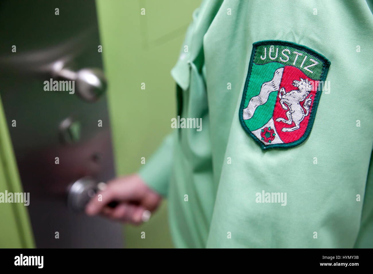 Guardia carceraria sbloccaggio cella di prigione, Düsseldorf prigione, Renania settentrionale-Vestfalia, Germania Foto Stock