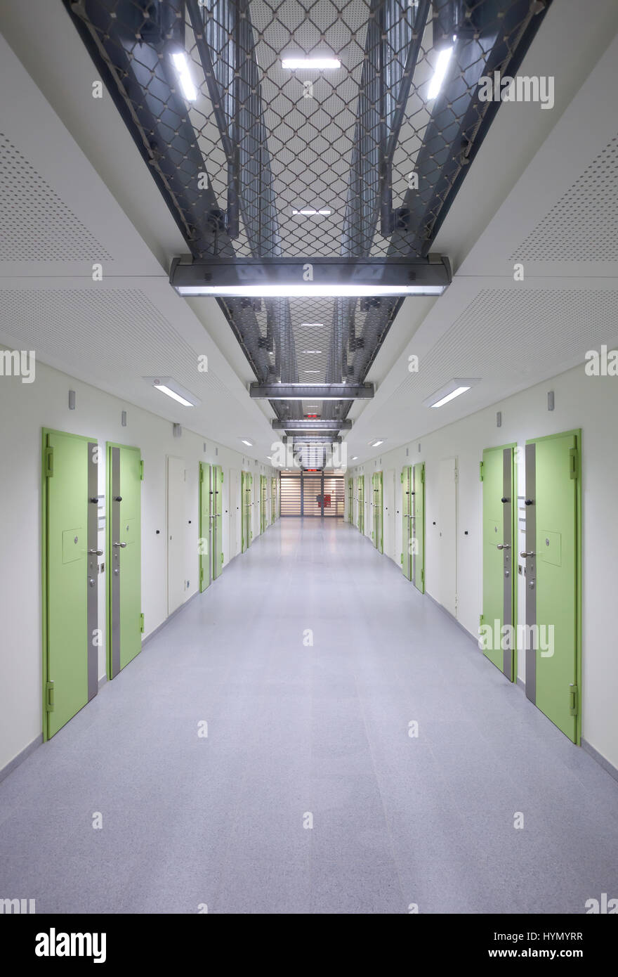 Corridoio con porte, la prigione, la prigione di Düsseldorf, Nord Reno-Westfalia, Germania Foto Stock