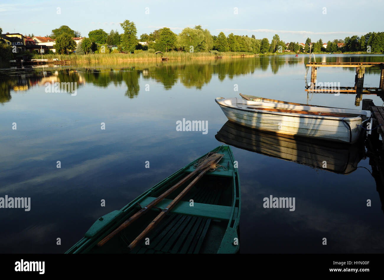 Bella Estate in scena con il lago, le barche e le foreste in campagna a Mazury regione, Polonia Foto Stock