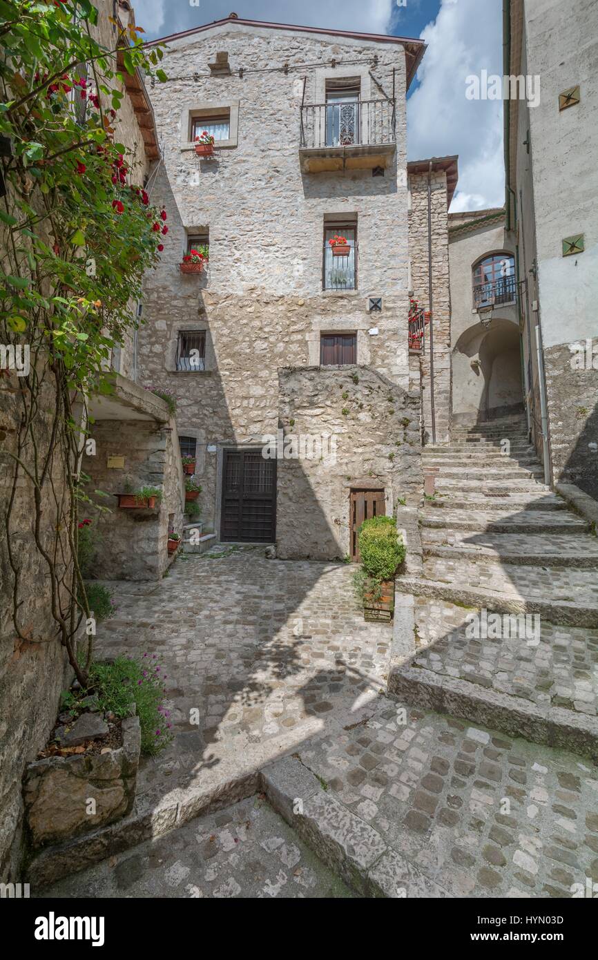 Vista panoramica a Barrea, Provincia de L'Aquila, Abruzzo, Italia Foto Stock