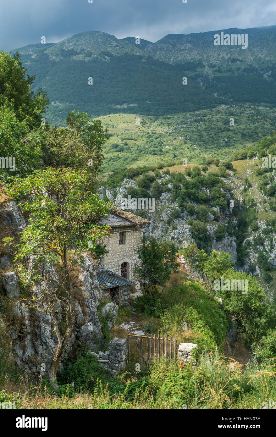 Vista panoramica a Barrea, Provincia de L'Aquila, Abruzzo, Italia Foto Stock