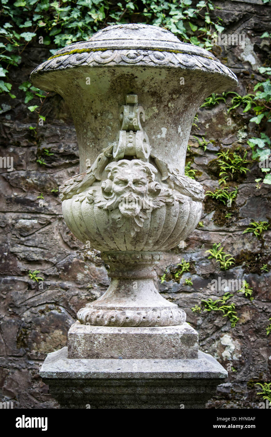 Pietra ornamentale urna con faccia Foto Stock