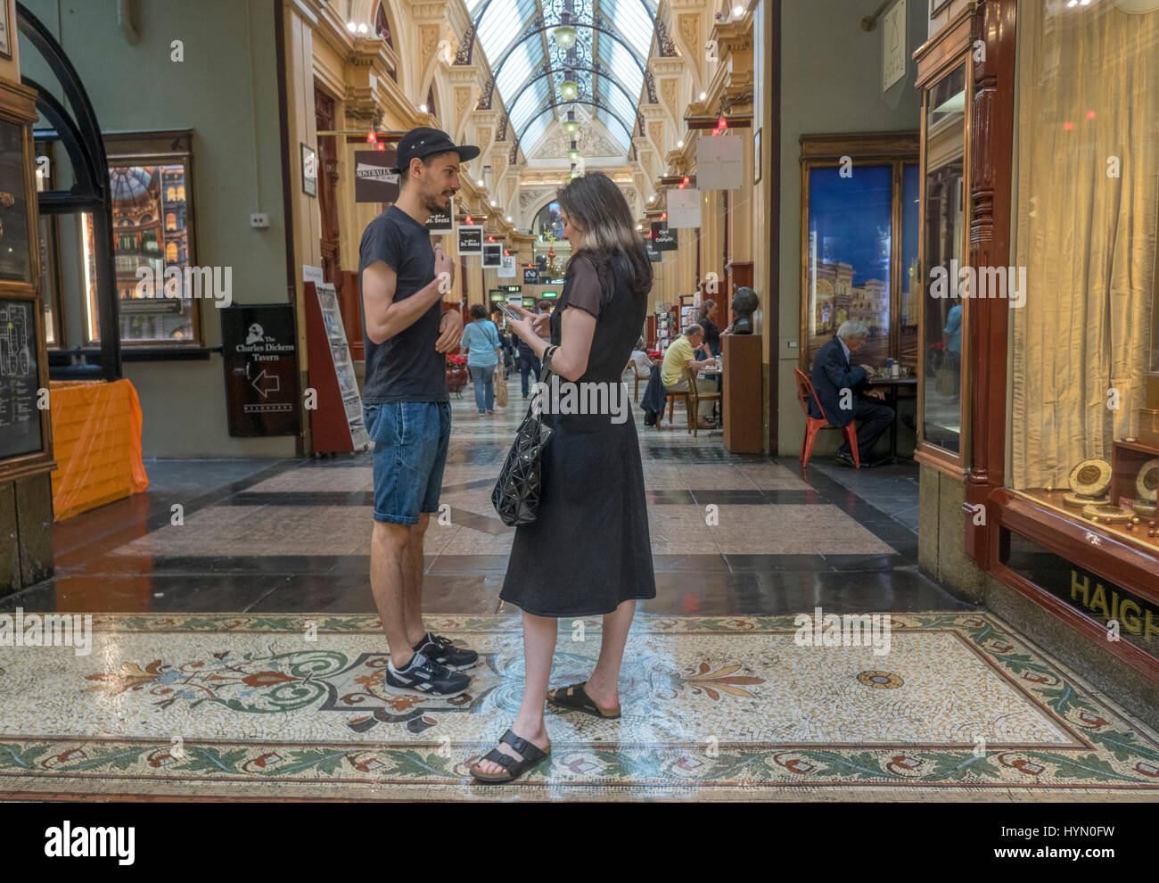 Una giovane coppia in piedi nella storica galleria di blocco di Melbourne Australia, il Victorian Arcade è un edificio del Patrimonio Foto Stock
