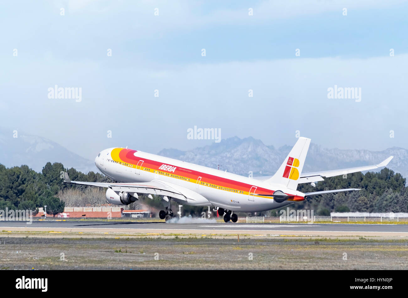 Piano Airbus A330 della compagnia aerea Iberia, è lo sbarco in Madrid - Barajas, Adolfo SUAREZ aeroporto. Toccando la pista. Foto Stock