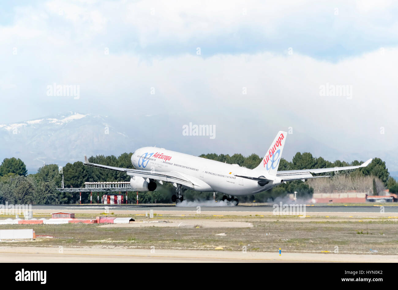 Piano Bianco Airbus A330 di Air Europa compagnia aerea, è lo sbarco in Madrid - Barajas, Adolfo SUAREZ aeroporto. Toccando la pista Foto Stock