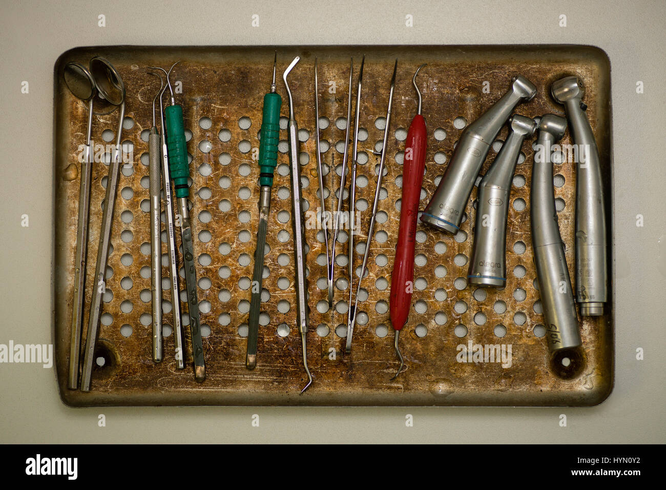 Vassoio di metallo con dental strumenti chirurgici sterilizzato dopo la procedura dentale. Foto Stock