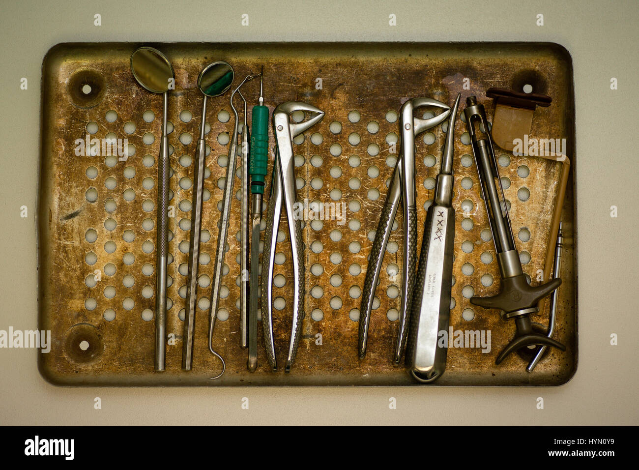 Vassoio di metallo con dental strumenti chirurgici sterilizzato dopo la procedura dentale. Foto Stock