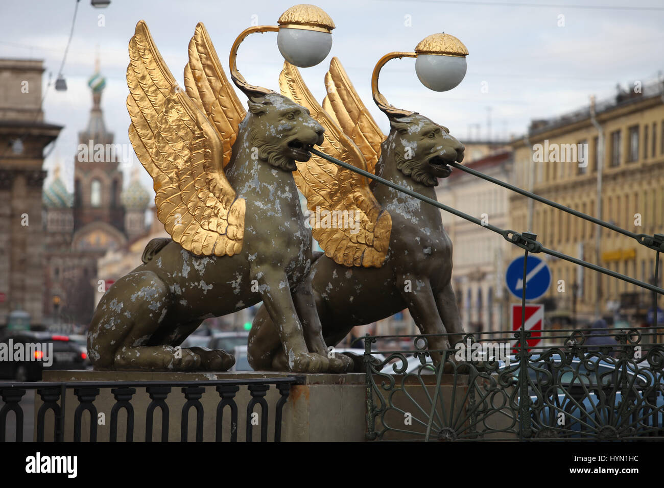 San Pietroburgo, Russia, 23 Febbraio 2015 Banca di grifoni ponte leoni alati Foto Stock