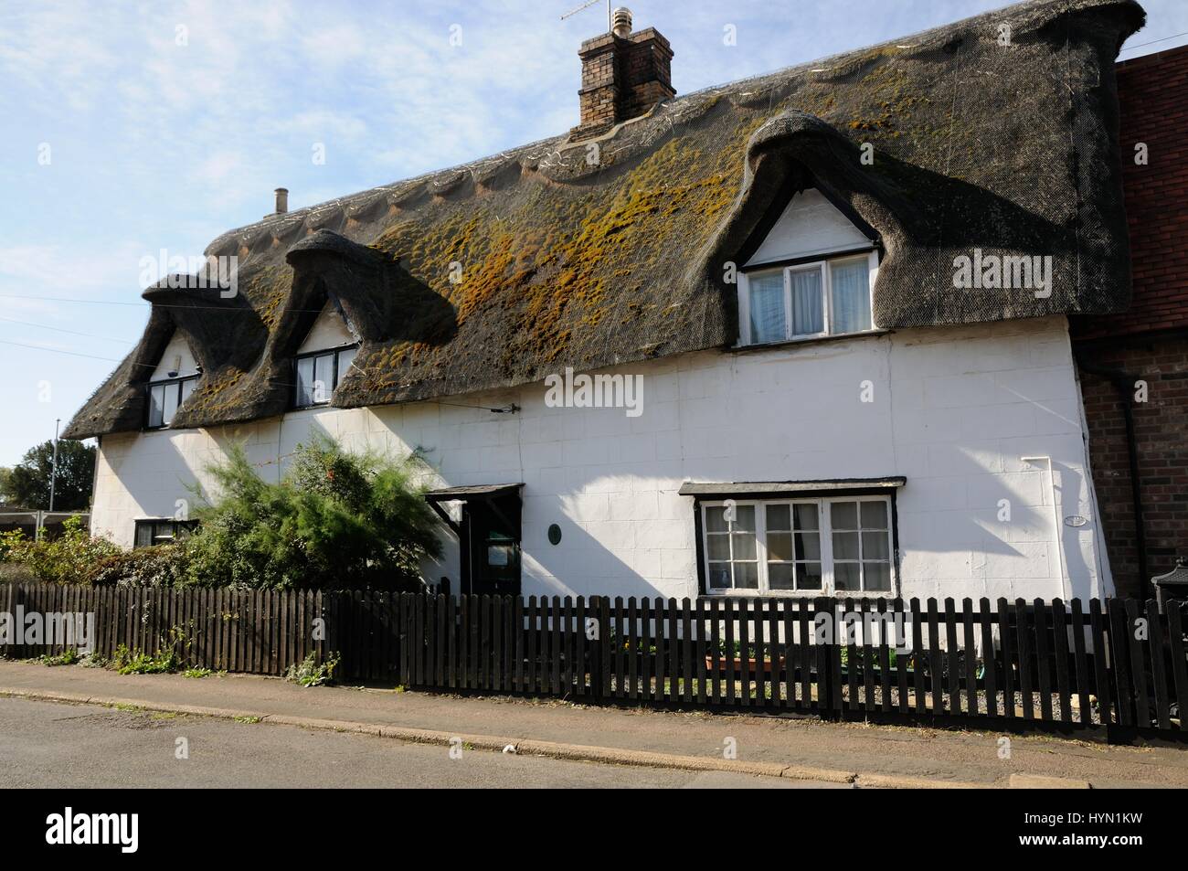 Cottage con il tetto di paglia all'angolo di Finkle Lane, Bassa Croce, Whittlesey, Cambridgeshire Foto Stock