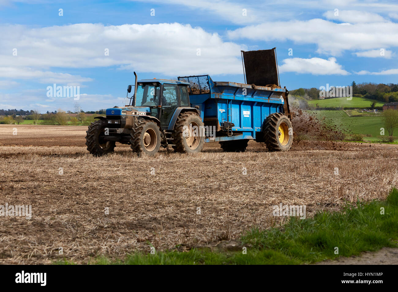 Spargimento del concime organico England Regno Unito Foto Stock