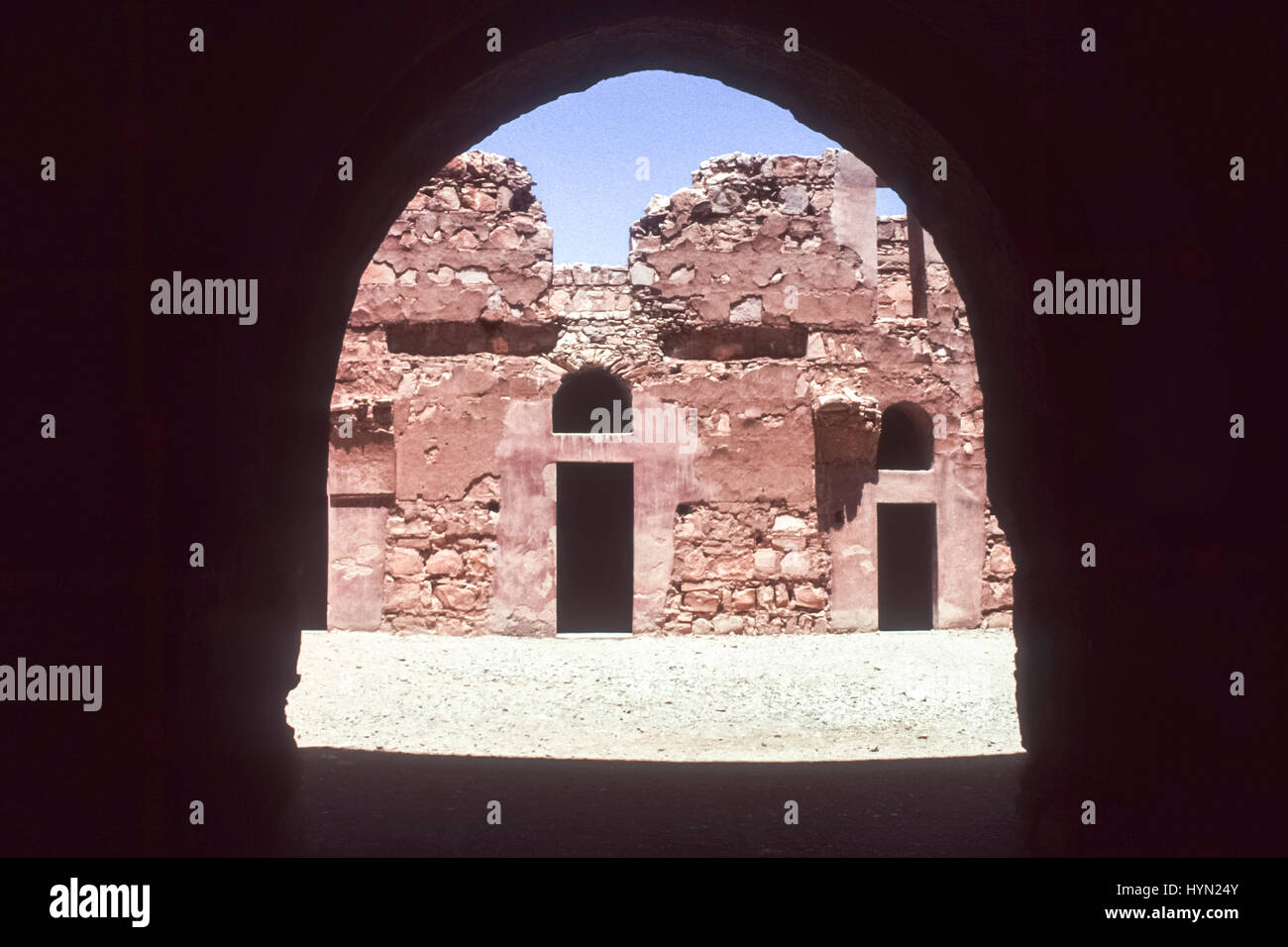 Qasr Kharana talvolta Qasr al-Harrana, Qasr al-Kharanah, Kharaneh o Hraneh, è uno dei più noti dei castelli del deserto si trova nell attuale Giordania orientale, circa 60 chilometri a est di Amman e relativamente vicino al confine con l'Arabia Saudita. Foto Stock