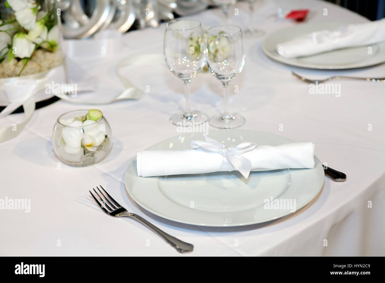 Elegante messa in tavola per una cena nuziale Foto Stock