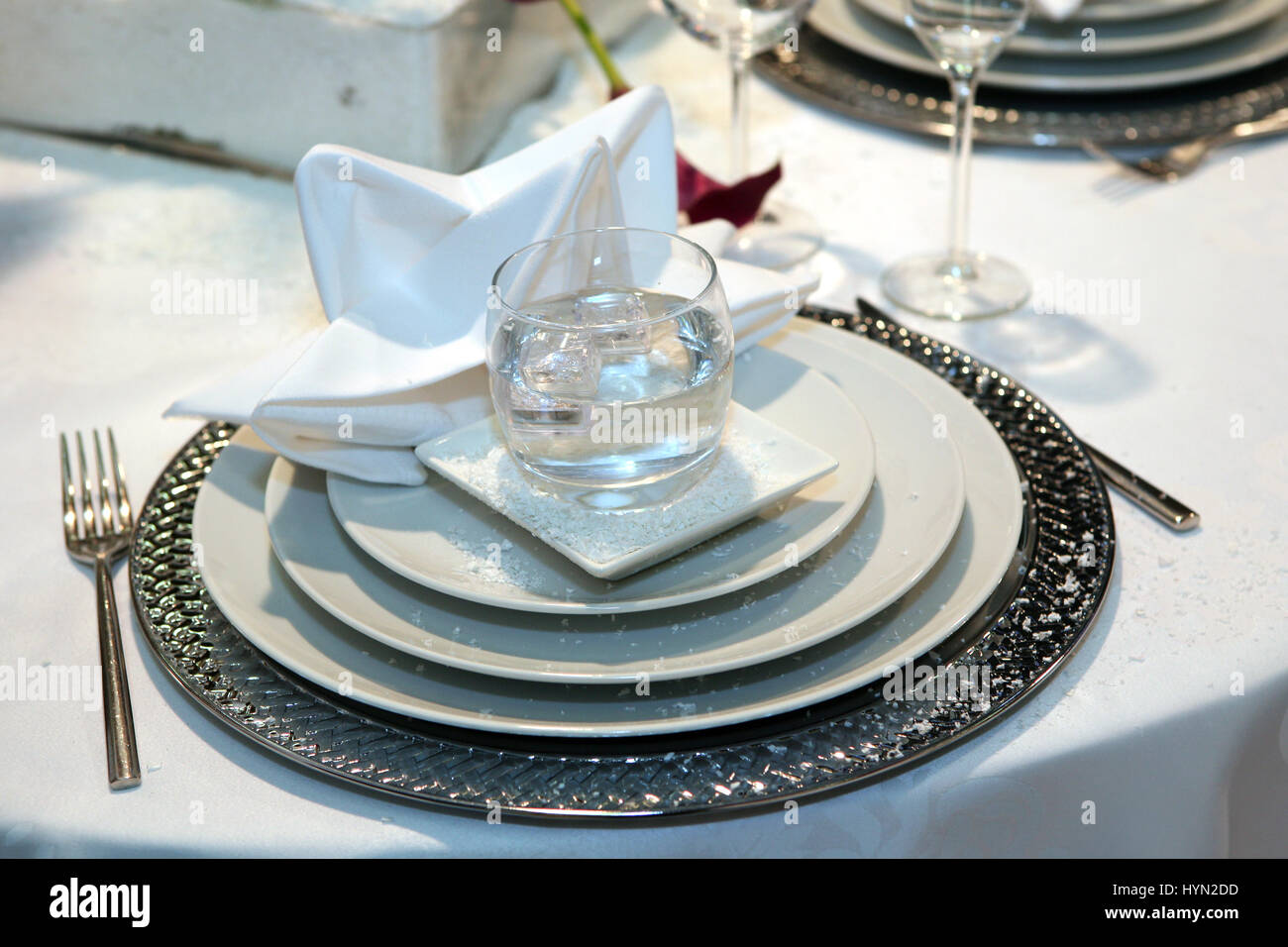 Elegante set di tavolo per una cena nuziale Foto Stock