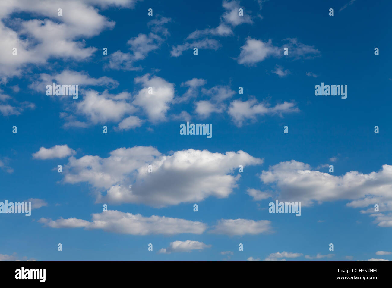 Cielo blu con nuvole Foto Stock