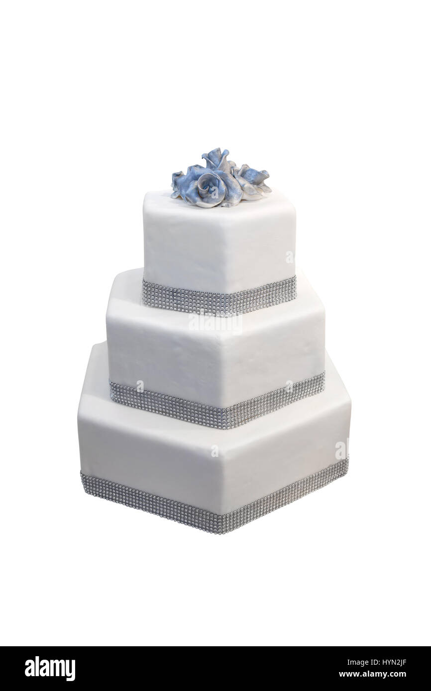 Tre livelli di torta nuziale decorata con diamanti, isolato su bianco Foto Stock