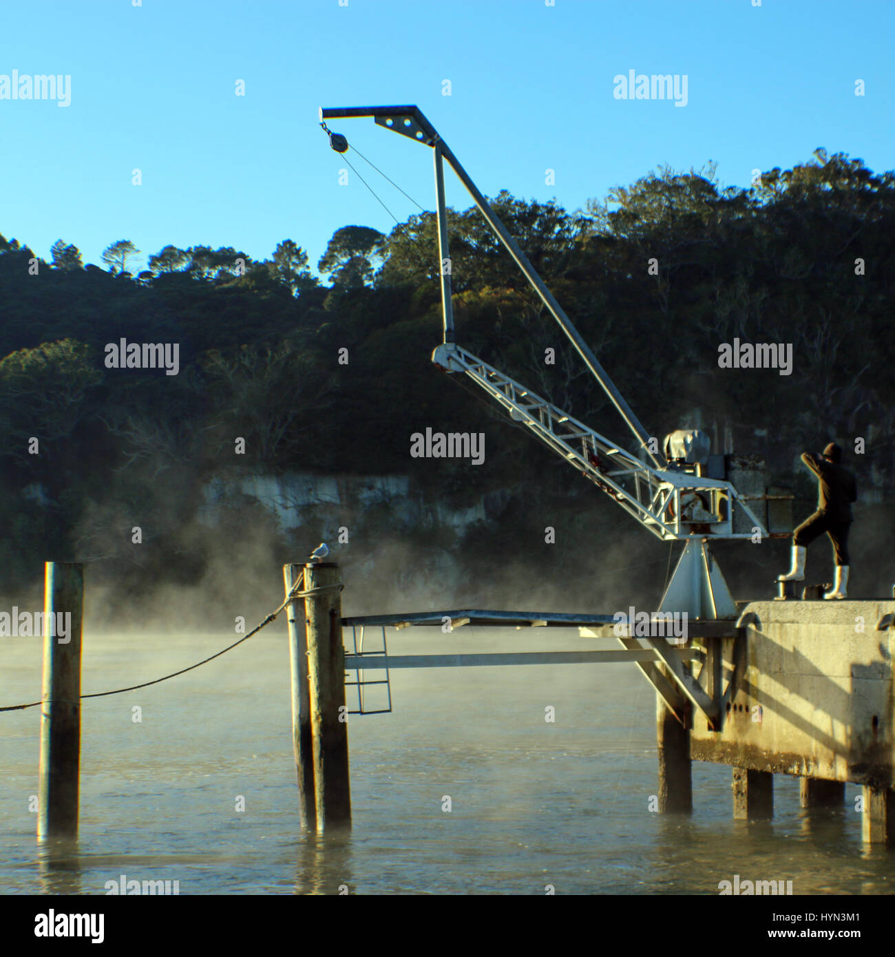 L'uomo pesca dal Wharf Foto Stock
