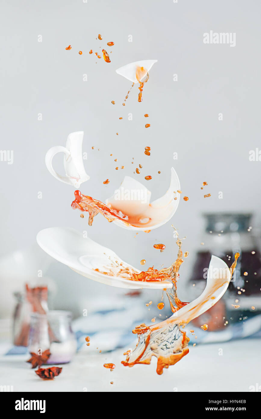 Smithereens caduta di rotto una tazza di caffè con schizzi e gocce Foto Stock