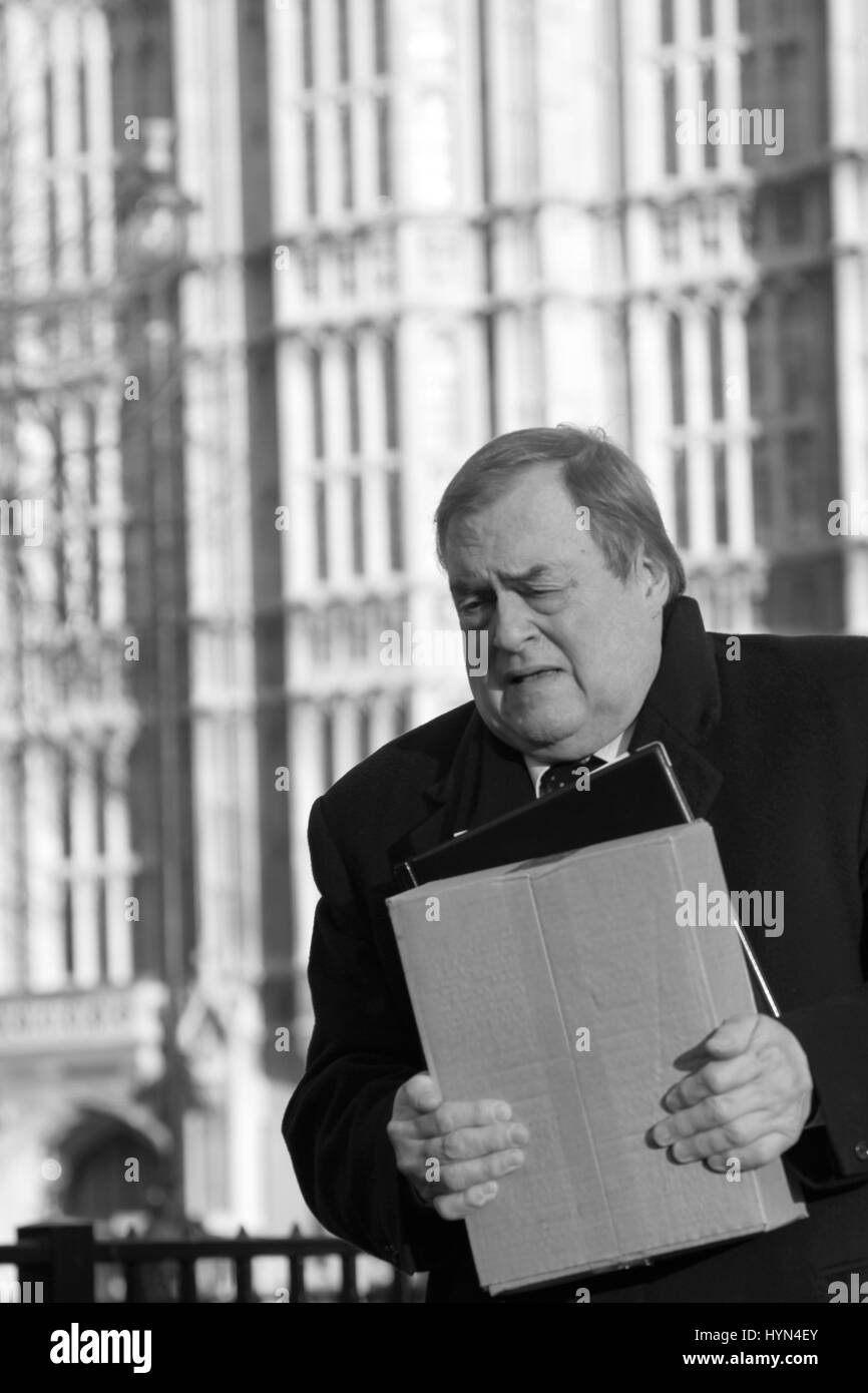 John Prescott con il palazzo del parlamento sullo sfondo immagine in bianco e nero. I politici britannici. Il vice primo ministro. Foto Stock