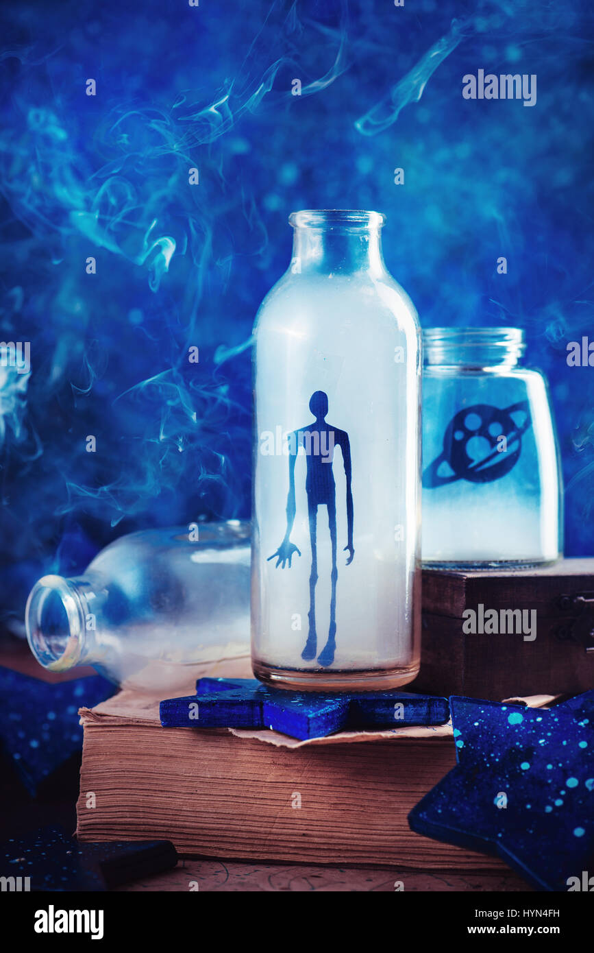 Misteriosa silhouette di un alieno intrappolato all'interno di una bottiglia di vetro Foto Stock