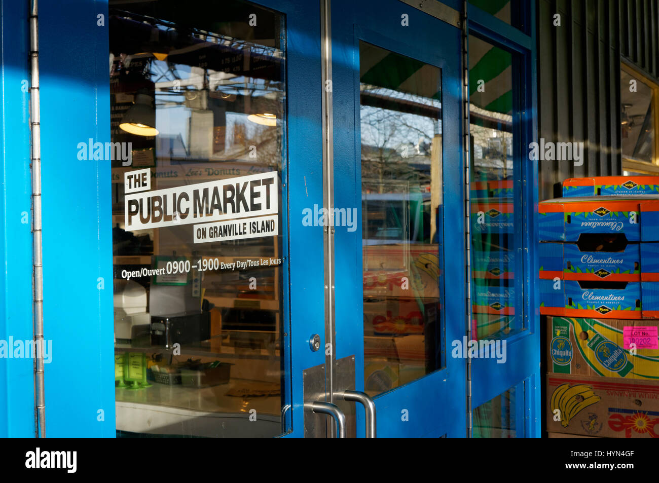 Segno dipinto su vetro porte di Granville Island il Mercato Pubblico, Vancouver, British Columbia, Canada Foto Stock