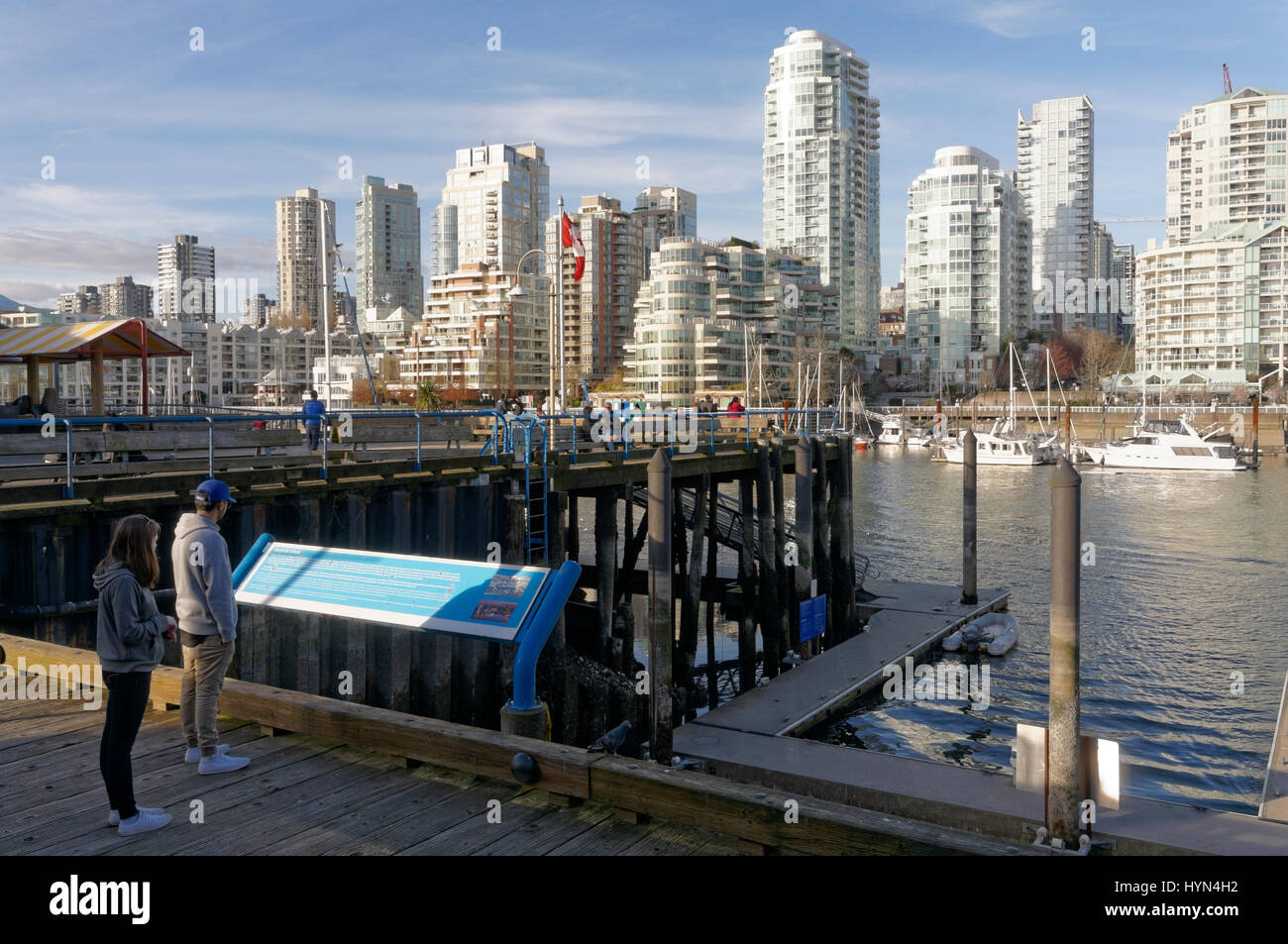 Granville Island waterfront con False Creek e il centro cittadino di torri di condominio nel retro, Vancouver, British Columbia, Canada Foto Stock