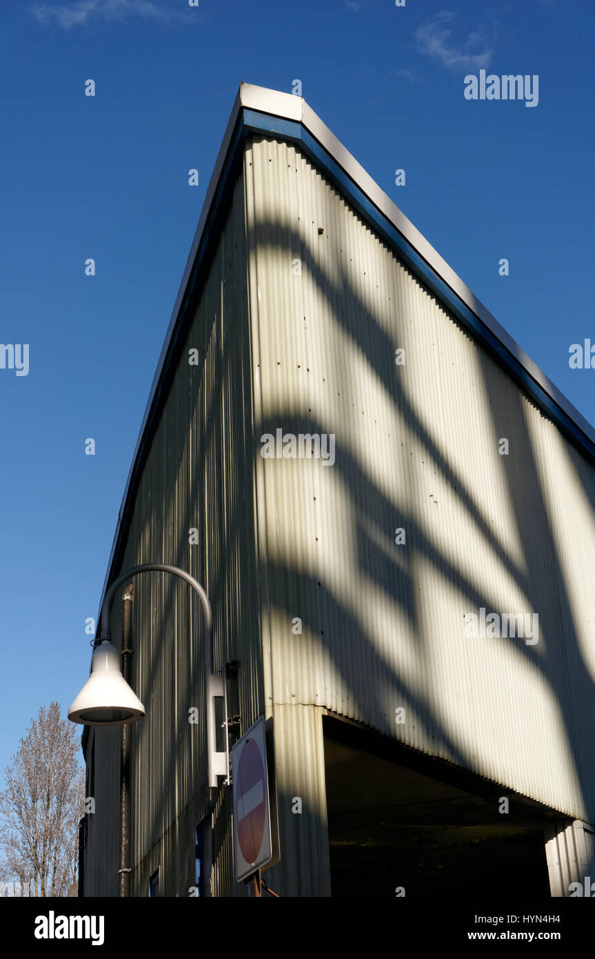 Vecchio a forma di cuneo edificio rivestito in cartone ondulato stagno-schierandosi su Granville Island, Vancouver, British Columbia, Canada Foto Stock