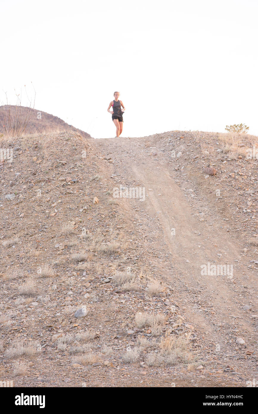 Femmina Top Runner di collina Foto Stock
