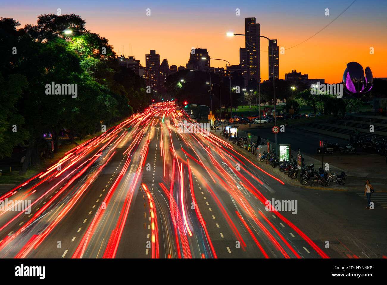 I percorsi del traffico su Avenida Presidente Figueroa Alcorta. Buenos Aires, Argentina. Foto Stock