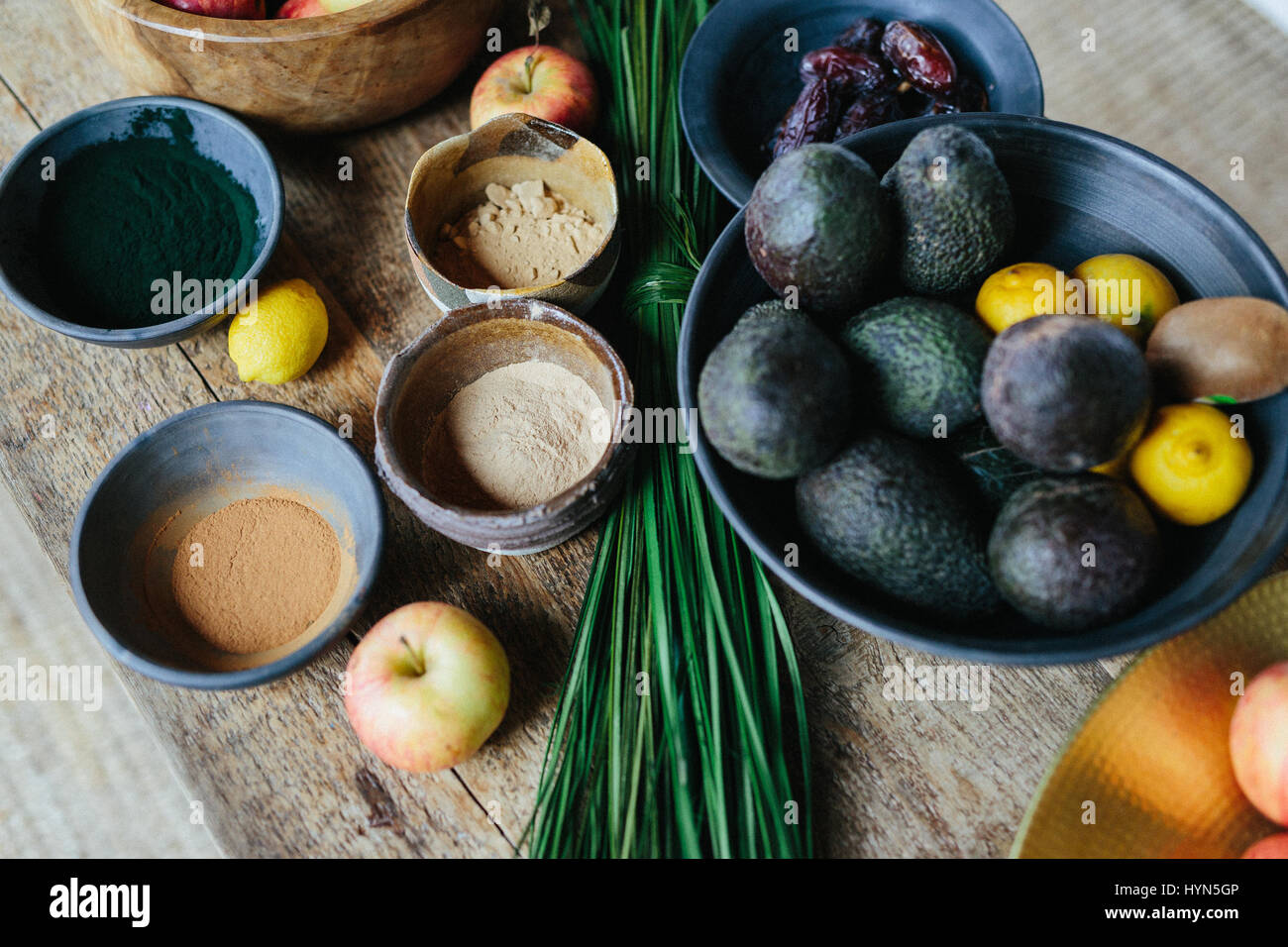 Ingredienti, frutta e spezie, per un succo sano Foto Stock