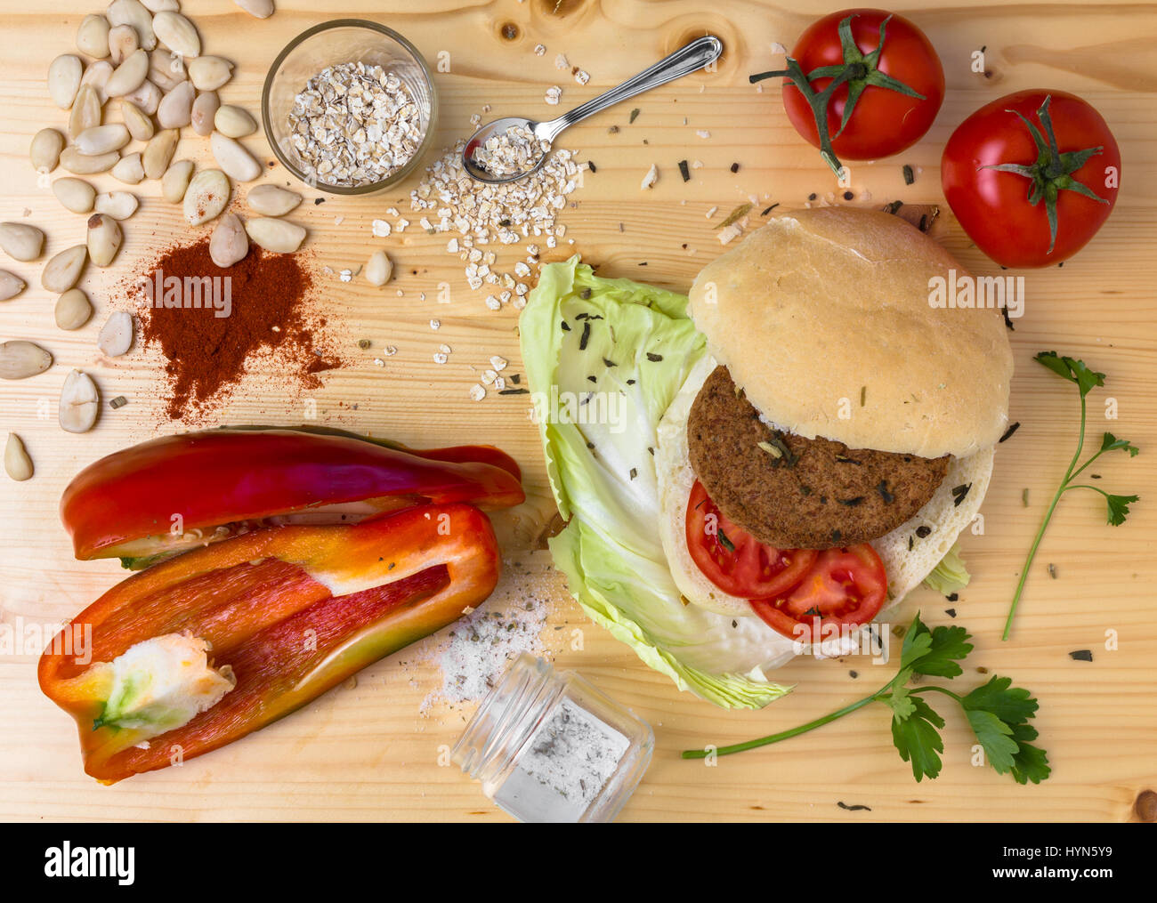 In casa la veg burger con ingredienti, su una luce sullo sfondo di legno. Vista dall'alto. Foto Stock