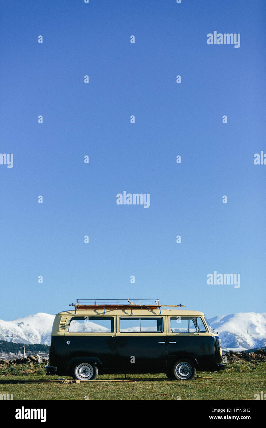Volkswagen T2 in corrispondenza dei Pirenei catalani, Spagna Foto Stock