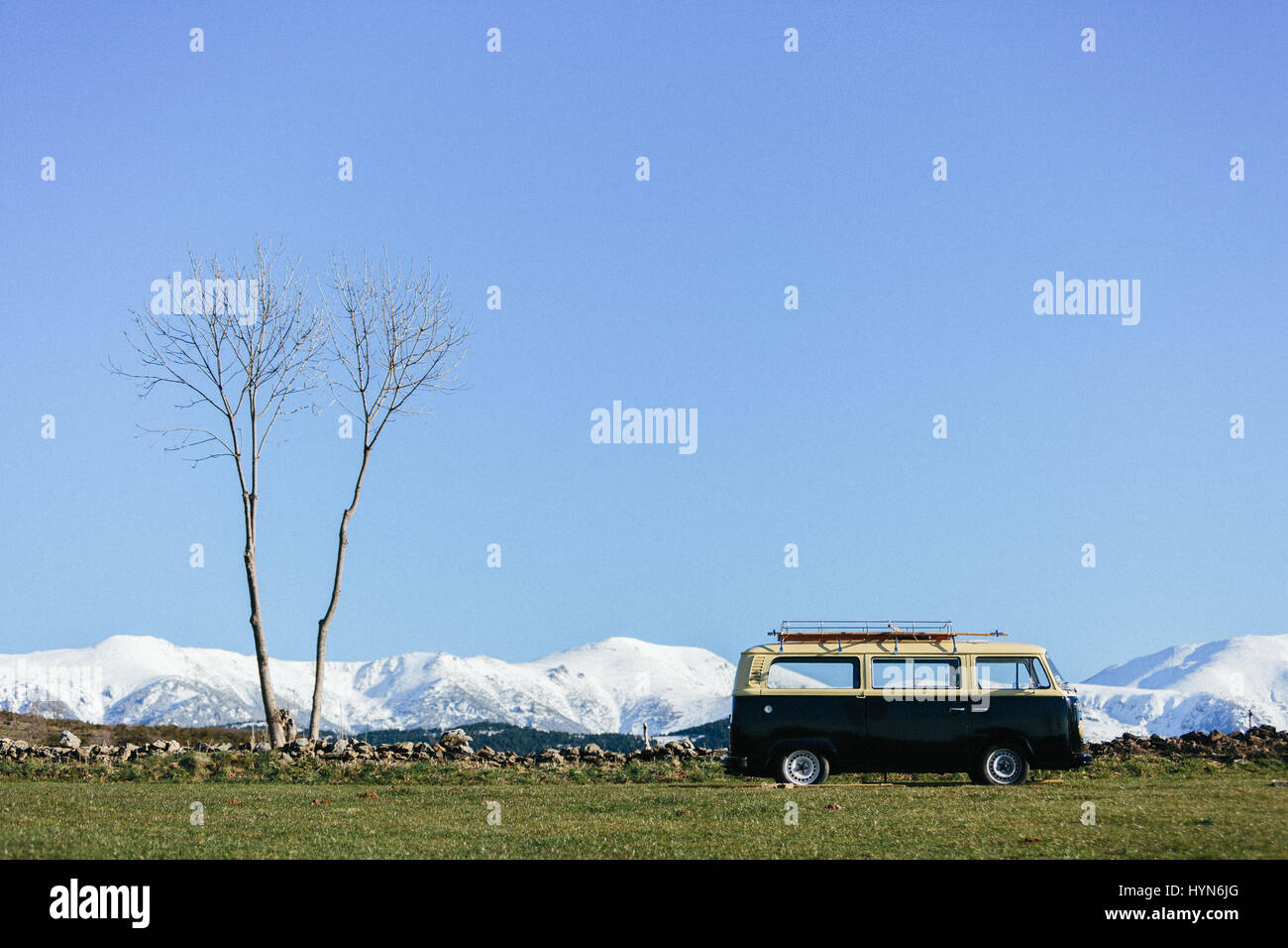 Volkswagen T2 in corrispondenza dei Pirenei catalani, Spagna Foto Stock