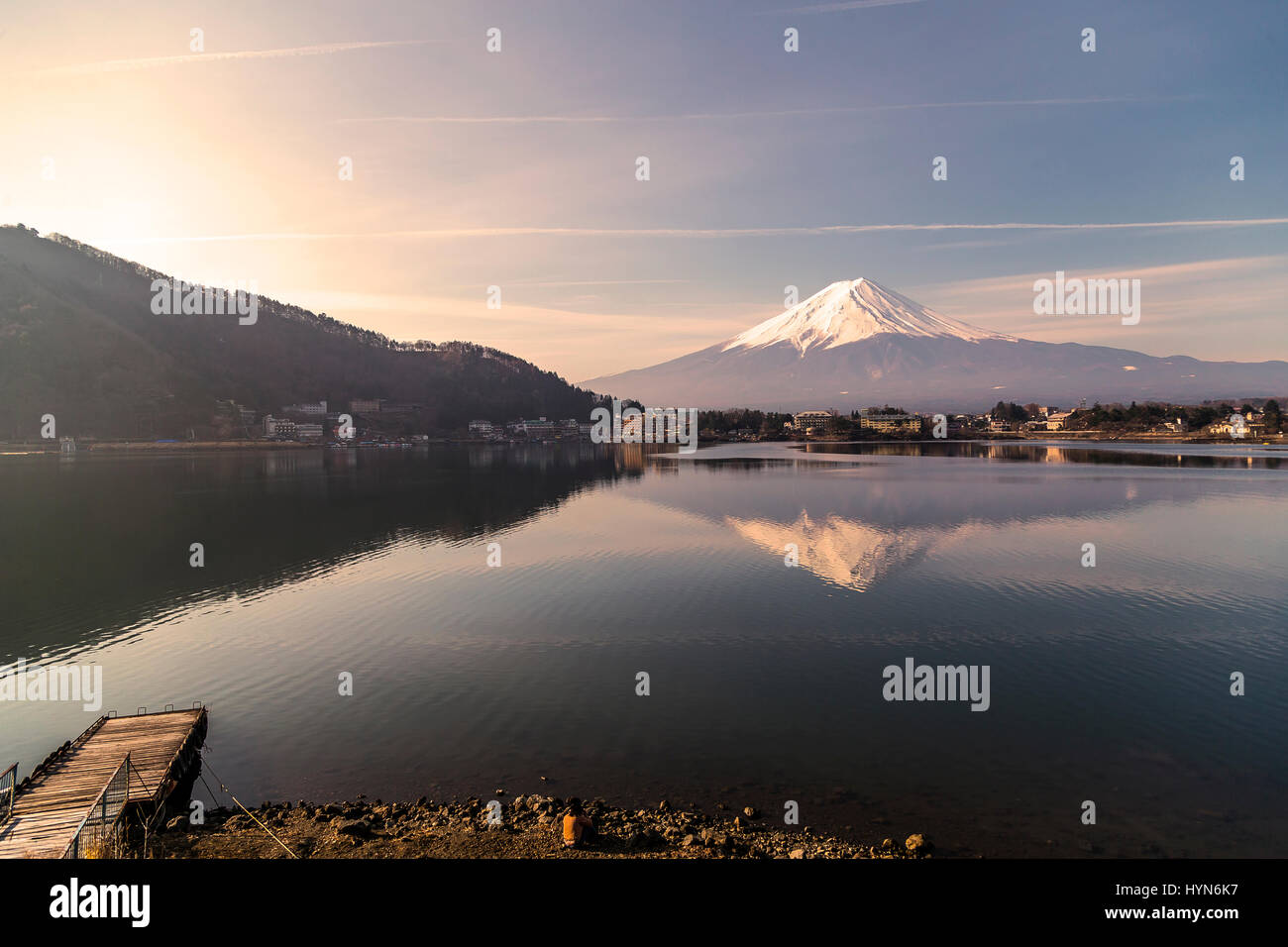 La riflessione del Monte Fuji nel Lago Kawaguchi in Giappone Foto Stock