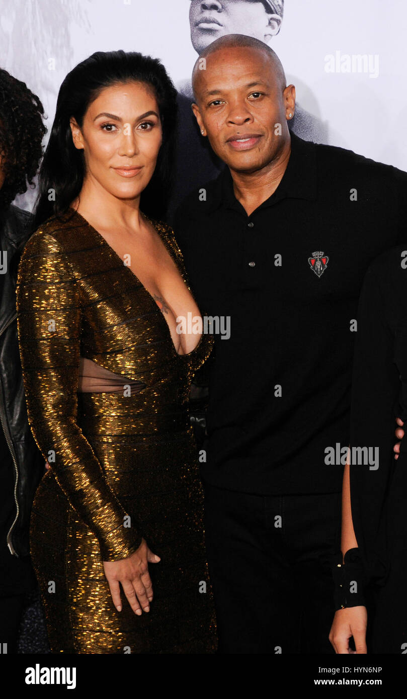 Dr. Dre e moglie Nicole Threatt frequentare il rettilineo Outta Compton premiere mondiale a L.A. In diretta su agosto 10th, 2015 a Los Angeles, California Foto Stock