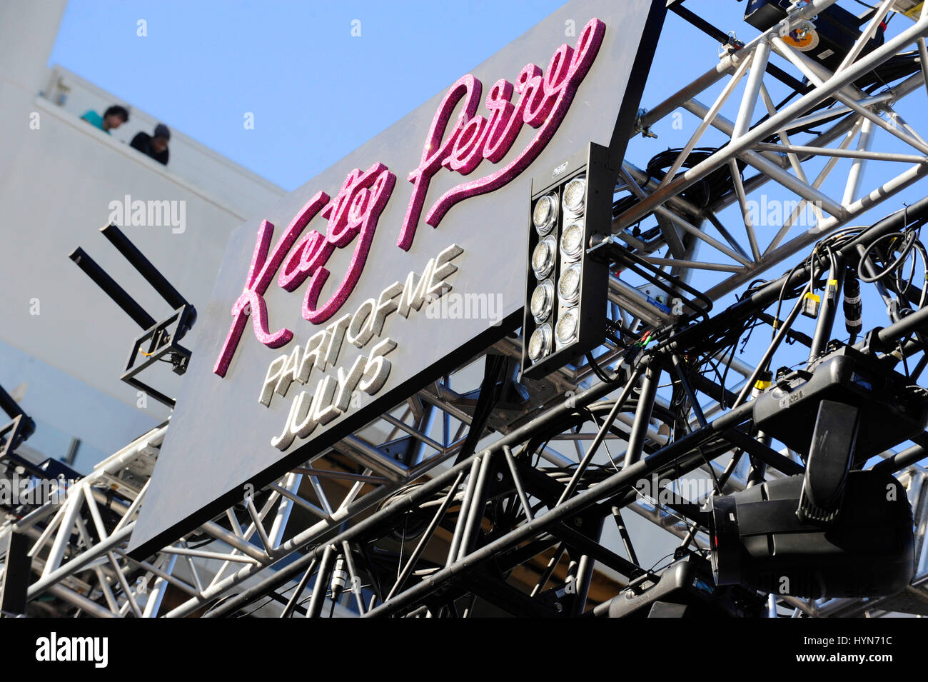 Katy Perry si esibisce dal vivo su Hollywood Blvd prima della premiere del suo film "Katy Perry: Parte Di Me' a Grauman's Chinese Theatre in Hollywood, la California il 26 giugno 2012. Foto Stock