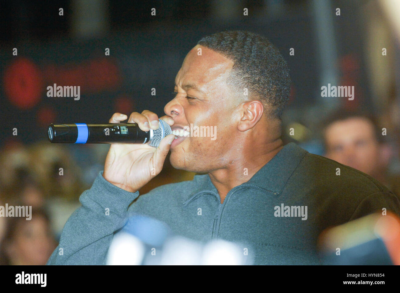 Il rapper/produttore Dr. Dre assiste Lady Gaga cd release e Beats by dr. dre a Best Buy il 23 novembre 2009 a Los Angeles. Foto Stock