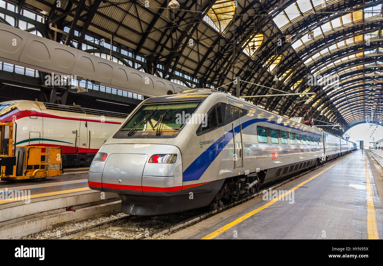 Milano, Italia - 8 Maggio 2014: Pendolino ad alta velocità brandeggio con il treno alla stazione ferroviaria di Milano Centrale. Questo treno è di proprietà di SBB CFF FFS - Ufficio federale Foto Stock