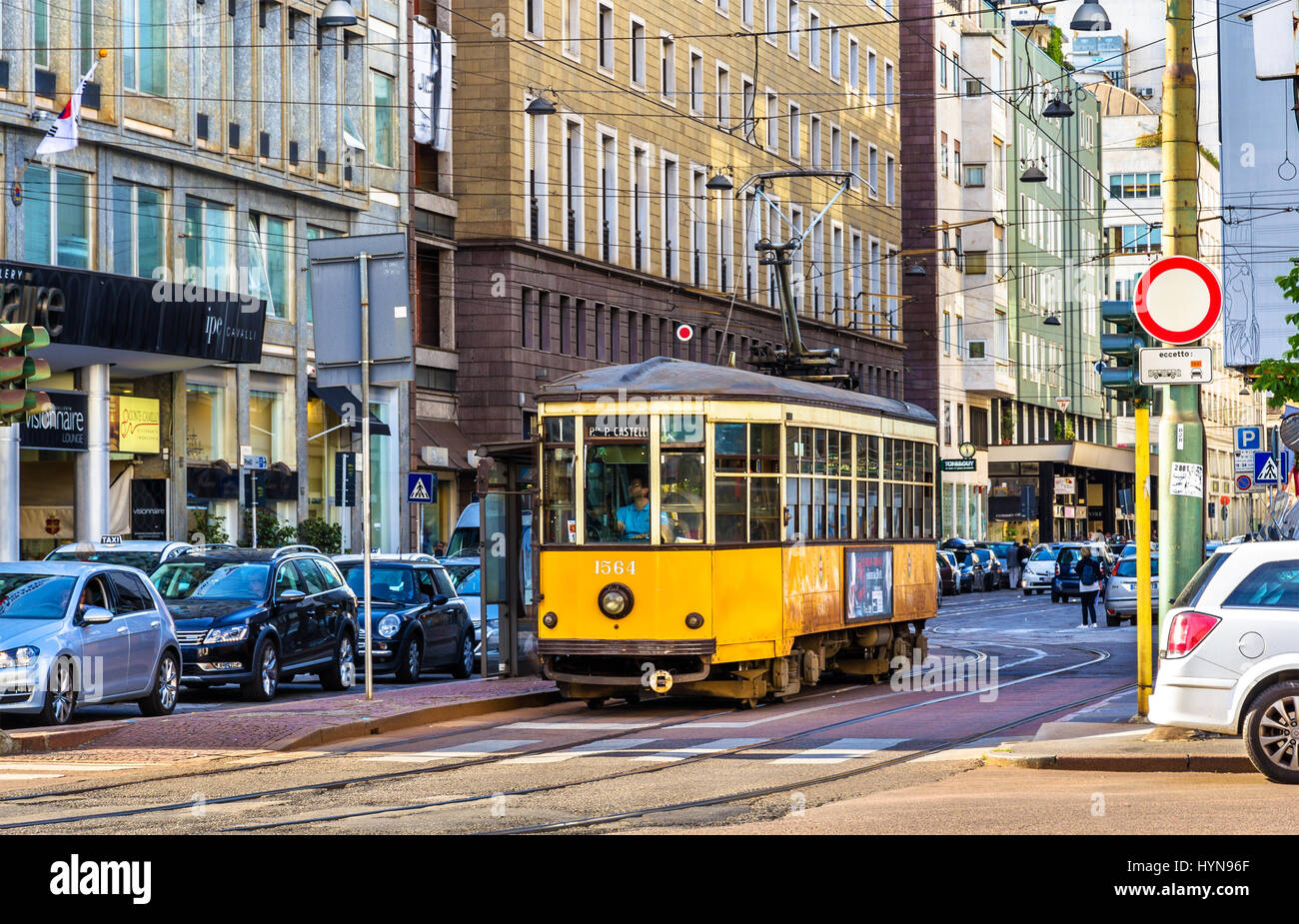 Milano, Italia - 8 Maggio 2014: il vecchio tram nel centro storico di Milano. In funzione dal 1881, la rete tranviaria è ora di 170 chilometri Foto Stock