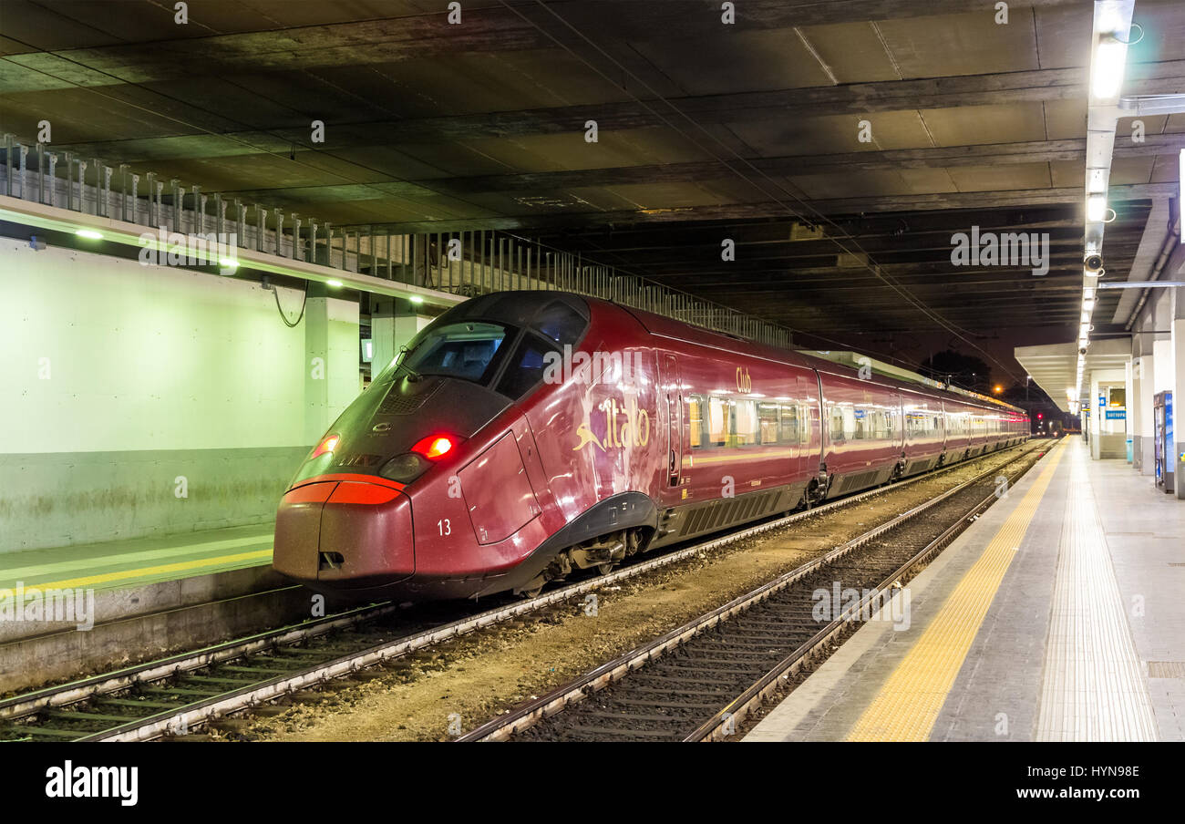 Milano, Italia - 8 Maggio 2014: Alta velocità Alstom AGV treno a Milano Porta Garibaldi stazione ferroviaria. Il sistema di trasporto italiano azienda NTV è il solo commercia Foto Stock