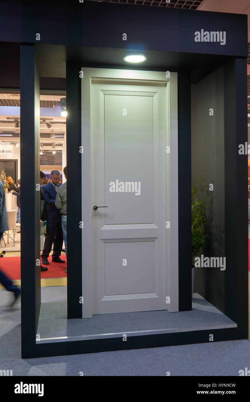 Mosca, Russia - 04 Aprile 2017: salone internazionale dell'edilizia e materiali di finitura in Mosca. Azienda mostra le sue porte. Foto Stock