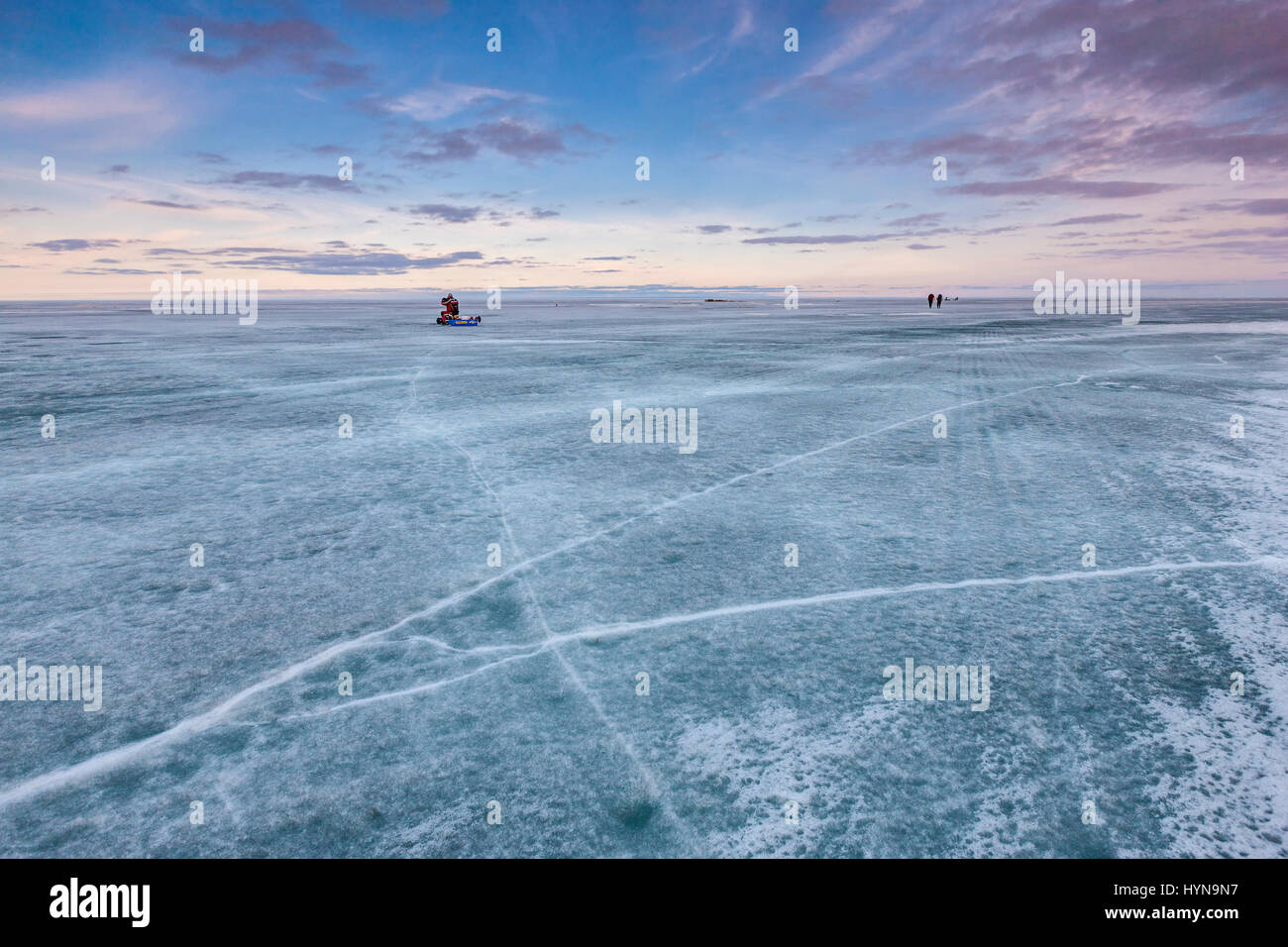 Pesca sul ghiaccio sul Lago Winnipeg in Manitoba, Canada Foto Stock