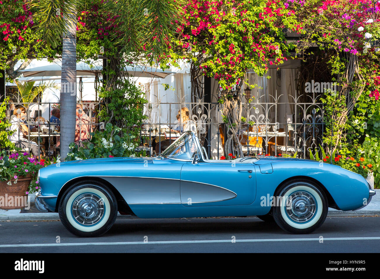 1957 Chevrolet Corvette Stingray, parcheggiata nel centro cittadino di Naples, Florida, Stati Uniti d'America Foto Stock