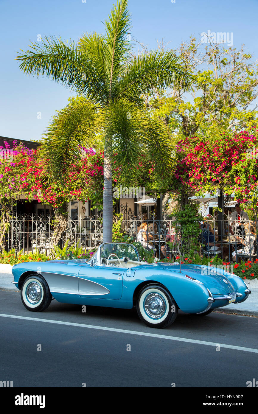 1957 Chevrolet Corvette Stingray, parcheggiata nel centro cittadino di Naples, Florida, Stati Uniti d'America Foto Stock